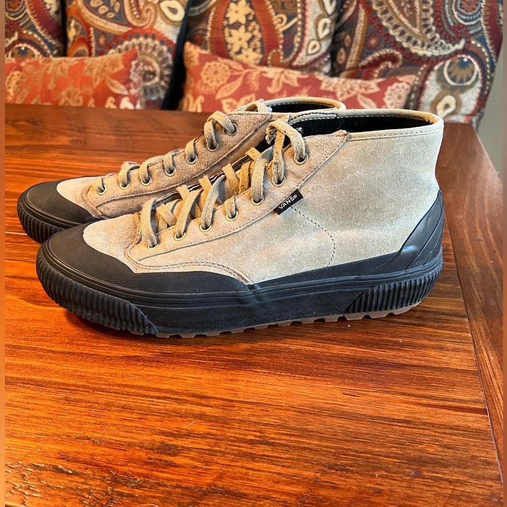 Vans Men’s Suede Winter Shoe/Boot.  Very Good Condition, size 11.